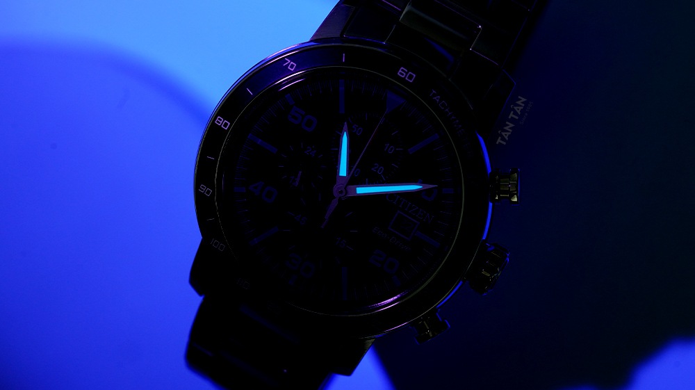 Đồng hồ Citizen CA0641-83E - Hai kim chính được phủ dạ quang hỗ trợ xem thời gian trong điều kiện thiếu sáng 