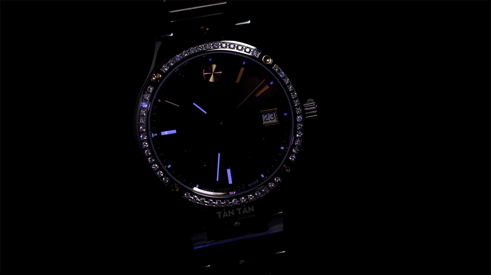 Đồng hồ Movado 0607542 - Bộ 2 kim, các chấm giờ cùng cọc đơn vị trí 6-9h được phủ 1 lớp dạ quang 