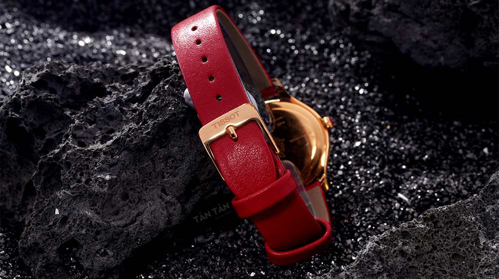 Đồng hồ Tissot T103.310.36.111.01 - Dây da cao cấp thuộc đỏ mềm mại với khóa cài tiện lợi, chắc chắn ôm trọn cổ tay 