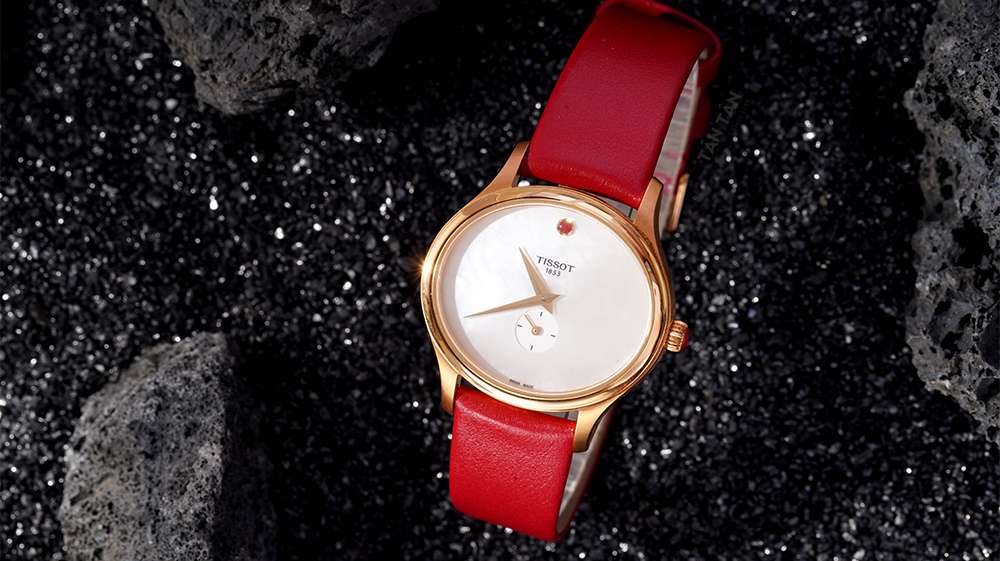 Đồng hồ Tissot T103.310.36.111.01 - Mặt số khảm xà cừ màu trắng trang nhã của đồng hồ Tissot T103.310.36.111.01 