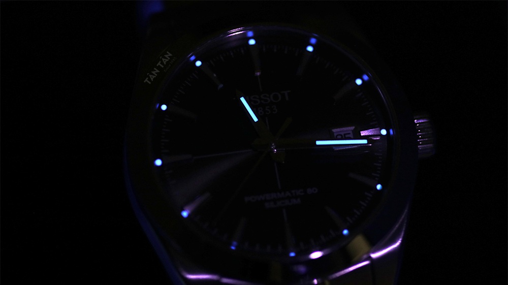 Đồng hồ Tissot T127.407.11.061.01 - Bộ kim và các chấm tròn tại mốc giờ phủ dạ quang hỗ trợ xem giờ trong bóng tối