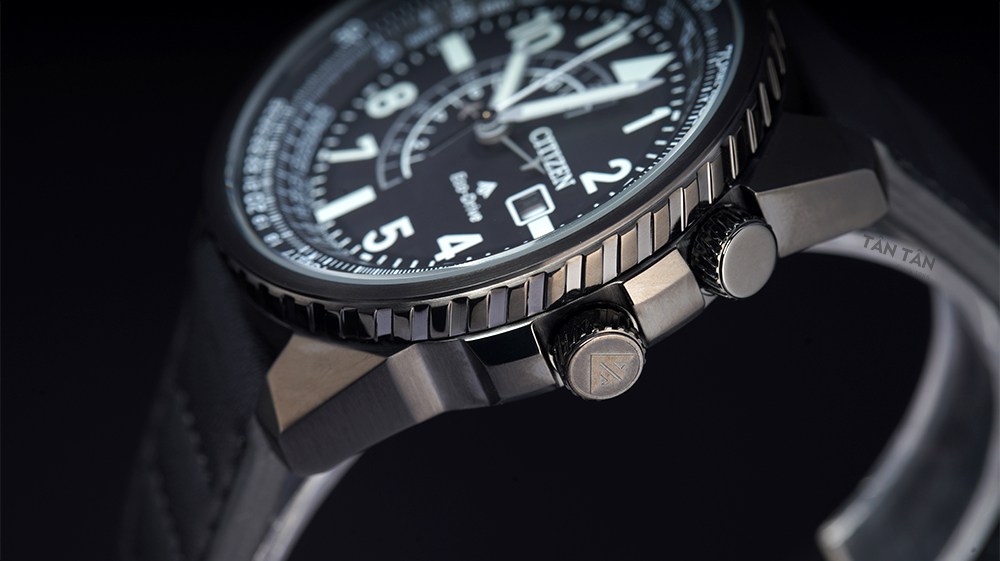 Đồng hồ Citizen BJ7135-02E - Bộ vỏ thép nguyên khối chắc chắn được đánh thớ mờ tỉ mỉ