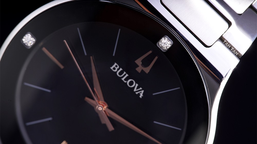 Đồng hồ Bulova 96E117 - Đính 4 viên kim cương trên viền được bao bọc bởi lớp kính tráng thủy