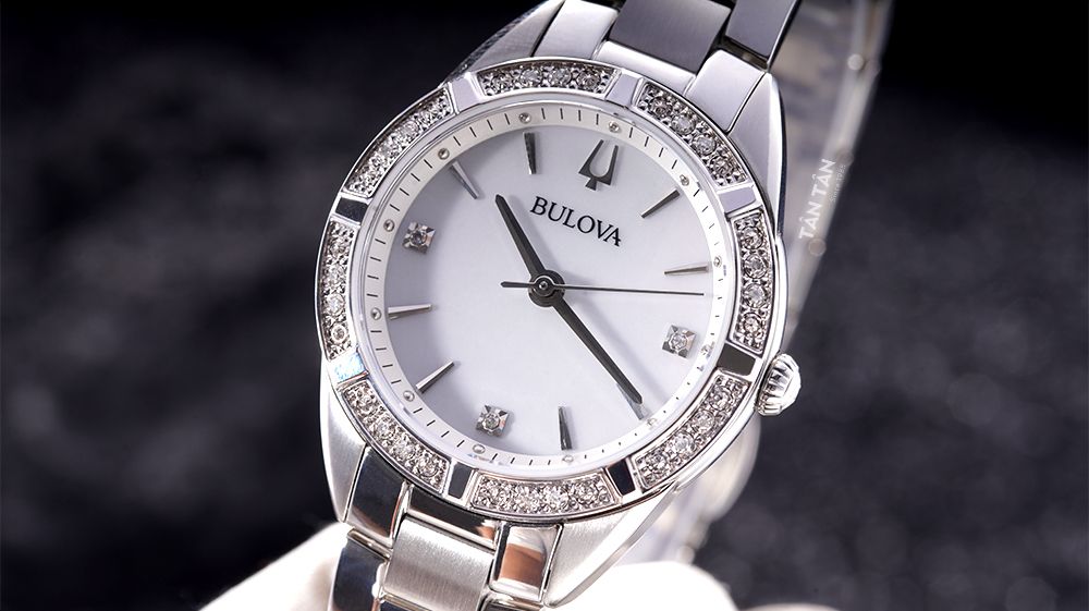 Đồng hồ Bulova 96R228 Mặt số khảm xà cừ màu trắng được đính kim cương sang trọng của Bulova 96R228 