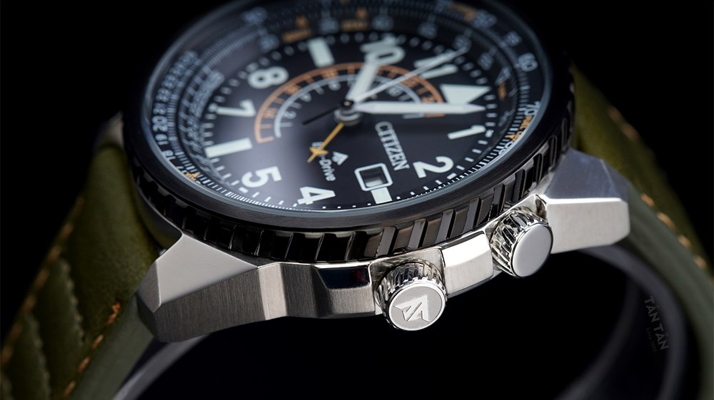 Đồng hồ Citizen BJ7138-04E - Bộ vỏ thép nguyên khối chắc chắn được đánh thớ mờ tỉ mỉ