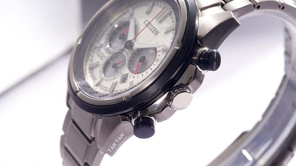 Đồng hồCitizen CA4241-55A - Bộ vỏ thép không gỉ chắc chắn với bộ 3 nút chức năng cạnh phải đồng hồ 