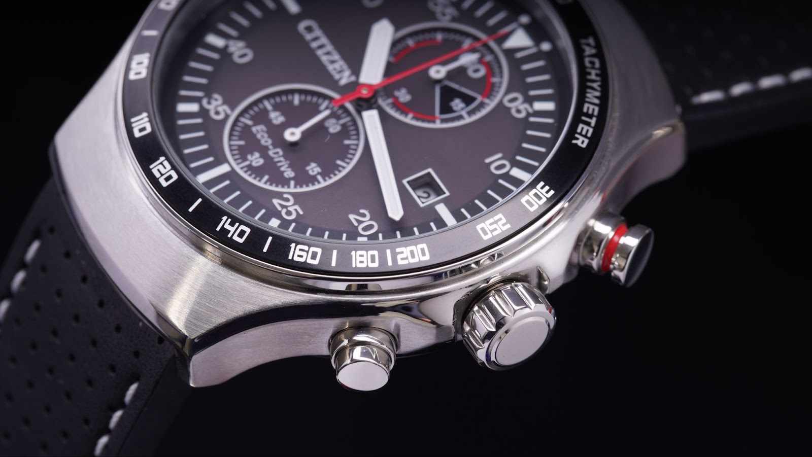 Đồng hồ Citizen CA7010-19E - Niềng bezel hiển thị chức năng Tachymeter và 3 núm chỉnh của Citizen CA7010-19E