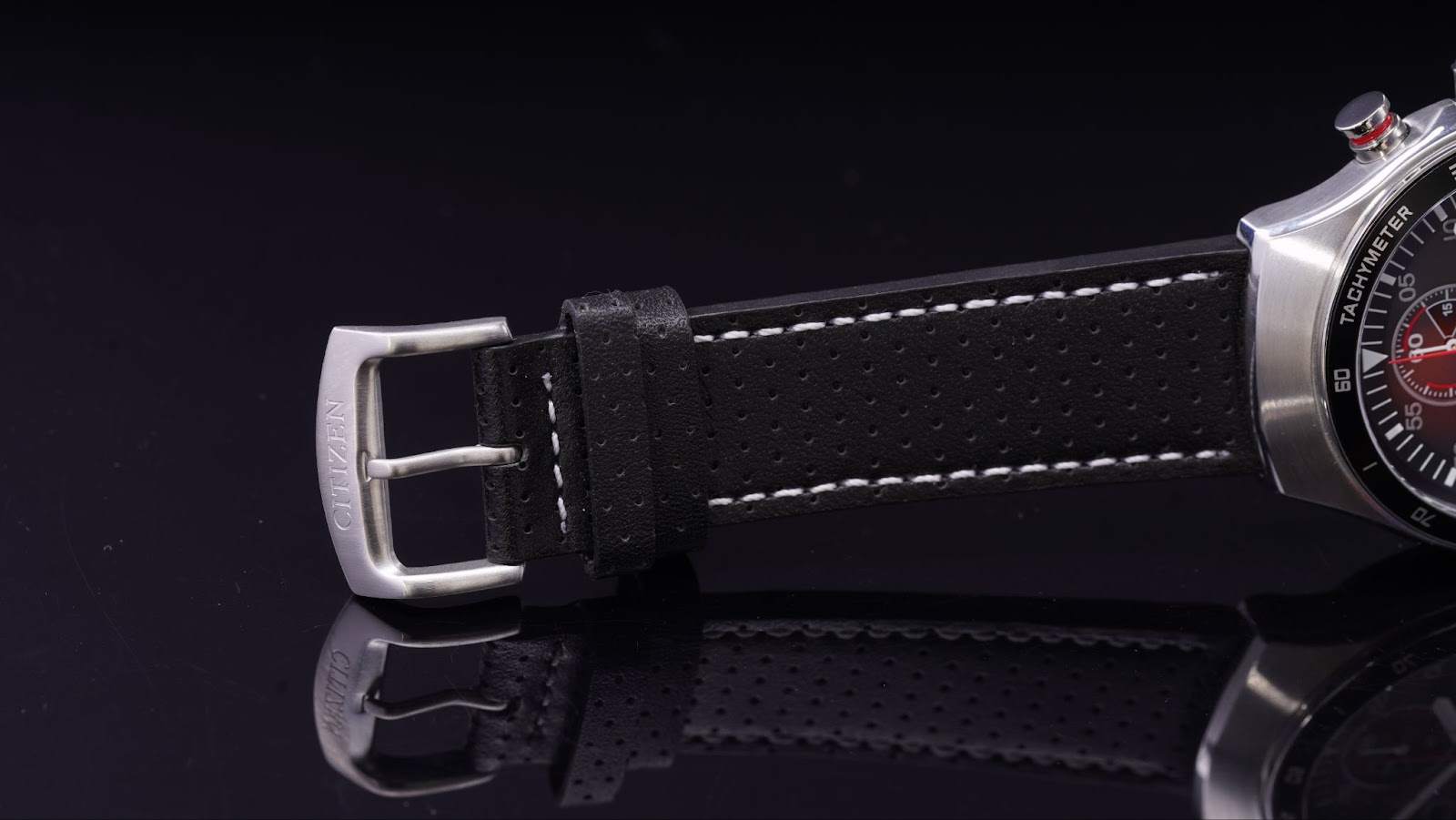 Đồng hồ Citizen CA7010-19E - Dây đeo bằng da với các lỗ thoáng khí của Citizen CA7010-19E