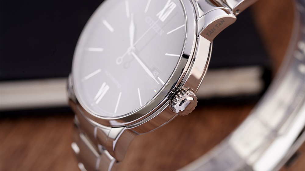 Đồng hồ Citizen NJ0130-88E - Niềng bezel sáng bóng và núm chỉnh dạng bánh răng nổi bật của Citizen NJ0130-88E