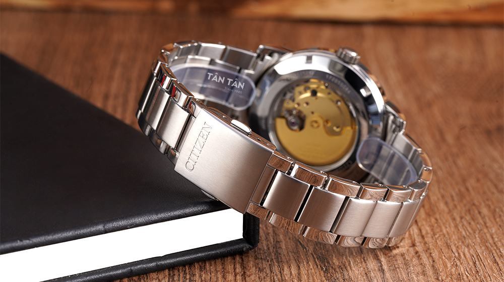 Đồng hồ Citizen NJ0130-88E - Dây đeo thép không gỉ đánh bóng xen kẽ xước phay đẹp mắt của Citizen NJ0130-88E 
