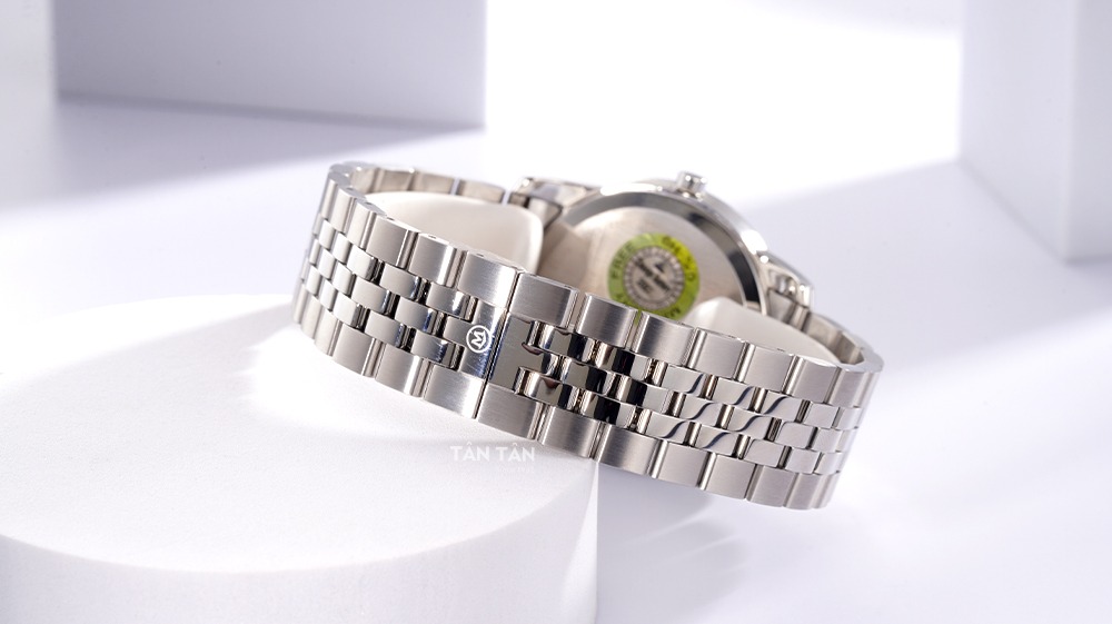 Đồng hồ Movado 0606878 - Dây đeo thép chắc chắn với thiết kế 5 mắt uyển chuyển trên cổ tay