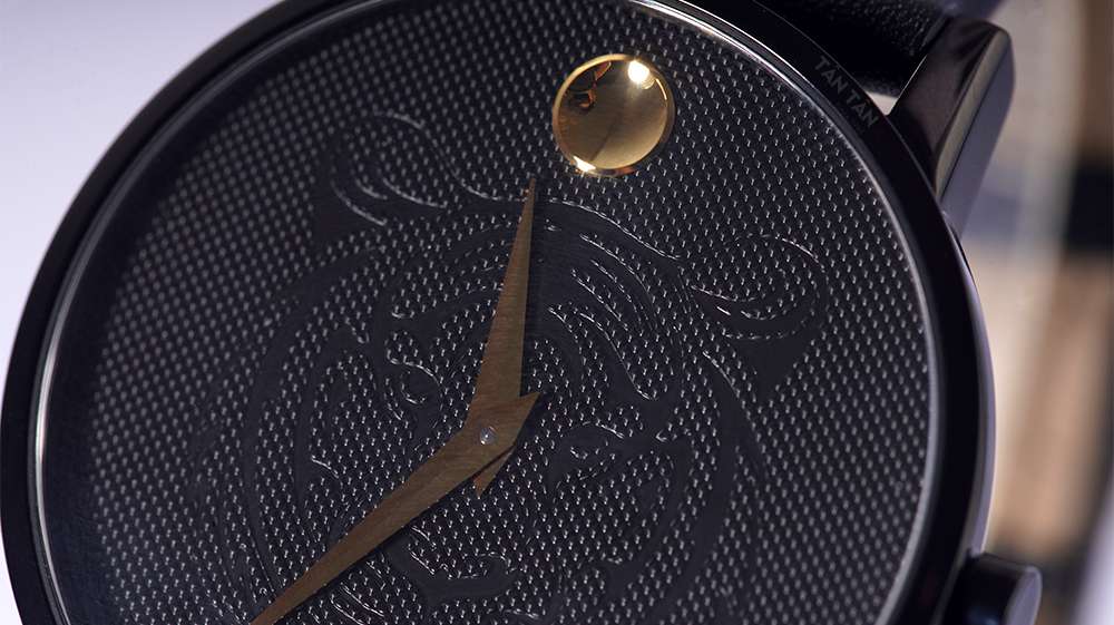 Đồng hồ Movado 0607586 - Bộ 2 kim dauphine và chấm tròn được mạ PVD vàng gold nổi bật