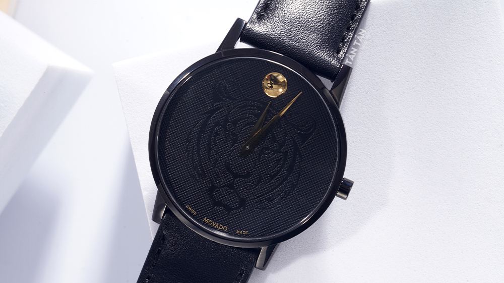 Đồng hồ Movado 0607586 - Mặt số màu đen vân Guilloche với hình ảnh Tiger chào mừng xuân Nhâm Dần 2022