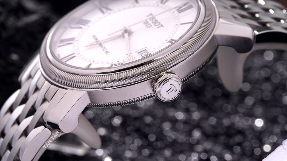 Đồng hồ Tissot T097.407.11.033.00 - Trang bị vỏ thép không gỉ nguyên khối chắc chắn với niềng bezel độc đáo