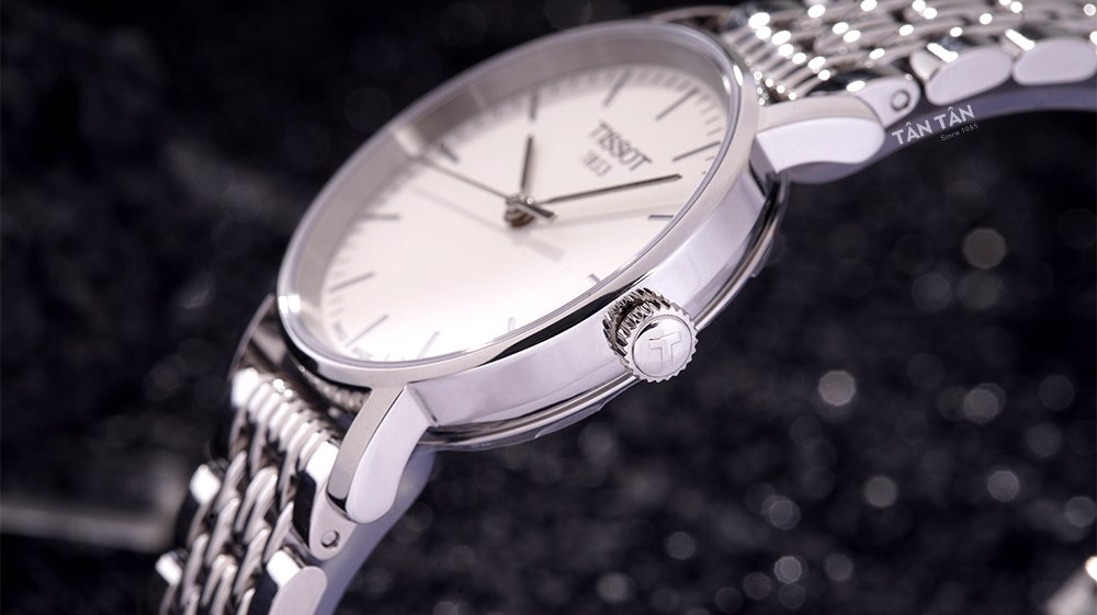 Đồng hồ Tissot T109.210.11.031.00 - Bộ vỏ thép không gỉ bo tròn cổ điển với núm chỉnh giờ sắc sảo
