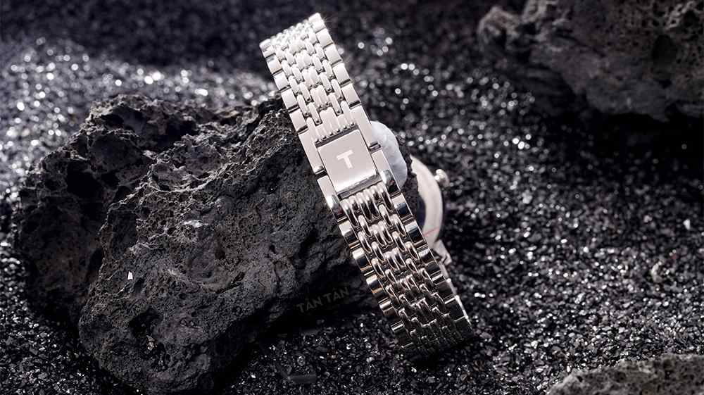 Đồng hồ Tissot T109.210.11.031.00 - Dây đeo thiết kế 8 mắt uyển chuyển, mềm mại trên cổ tay