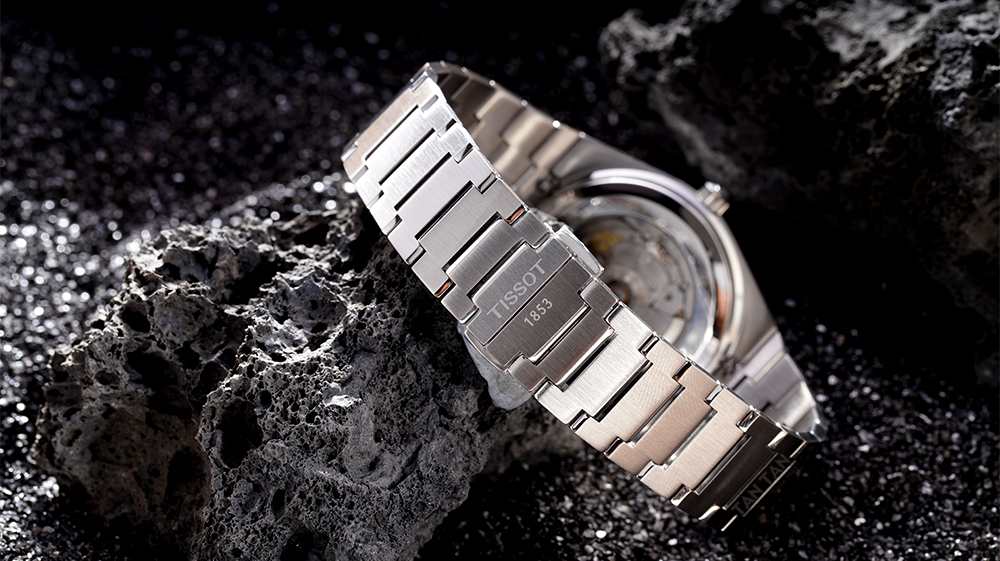 Đồng hồ Tissot T137.407.11.501.00 - Dây đeo thép không gỉ với khóa bướm gọn gàng của Tissot T137.407.11.051.00 