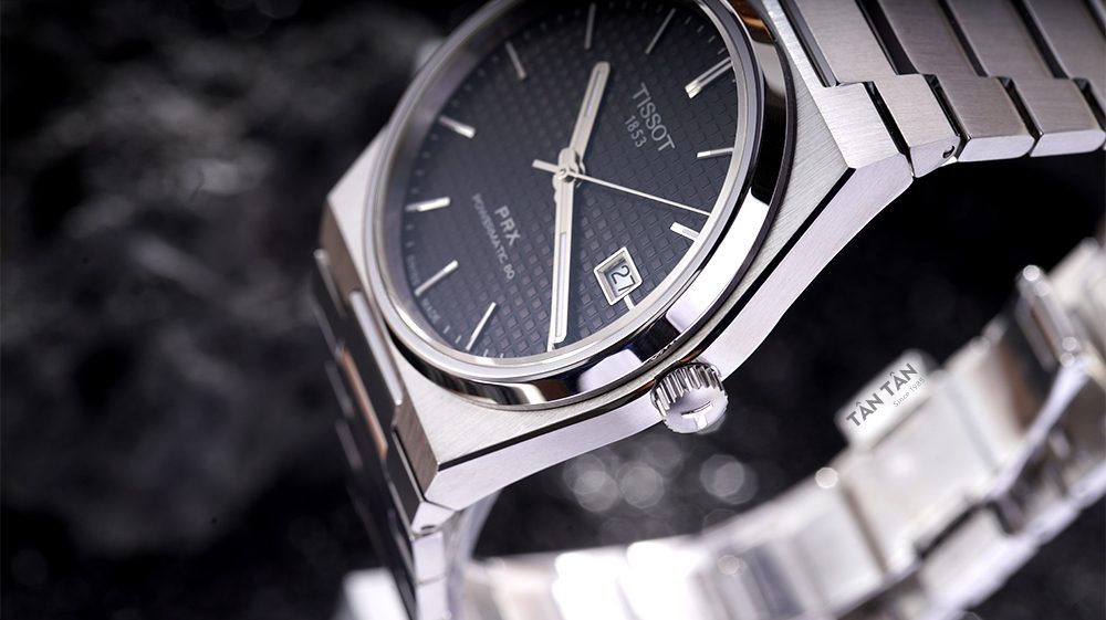 Đồng hồ Tissot T137.407.11.501.00 - Bộ vỏ và niềng bằng thép không gỉ với núm chỉnh giờ khía rãnh tinh tế 