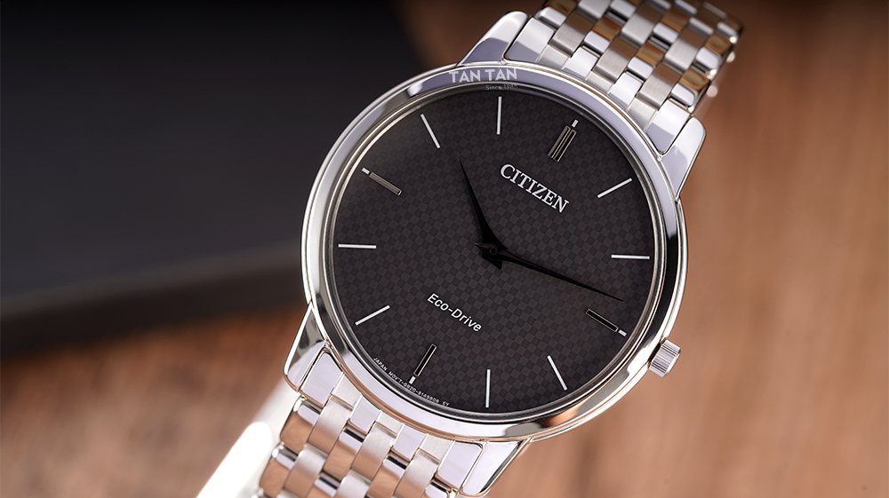 Đồng hồ Citizen AR1130-81H Mặt số tối giản với bộ kim hình kiếm tích hợp họa tiết sọc caro tinh tế
