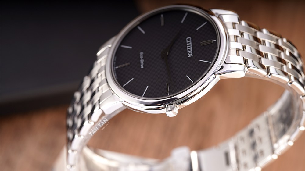 Đồng hồ Citizen AR1130-81H - Toàn bộ phần vỏ được đánh bóng sang trọng của Citizen AR1130-81H