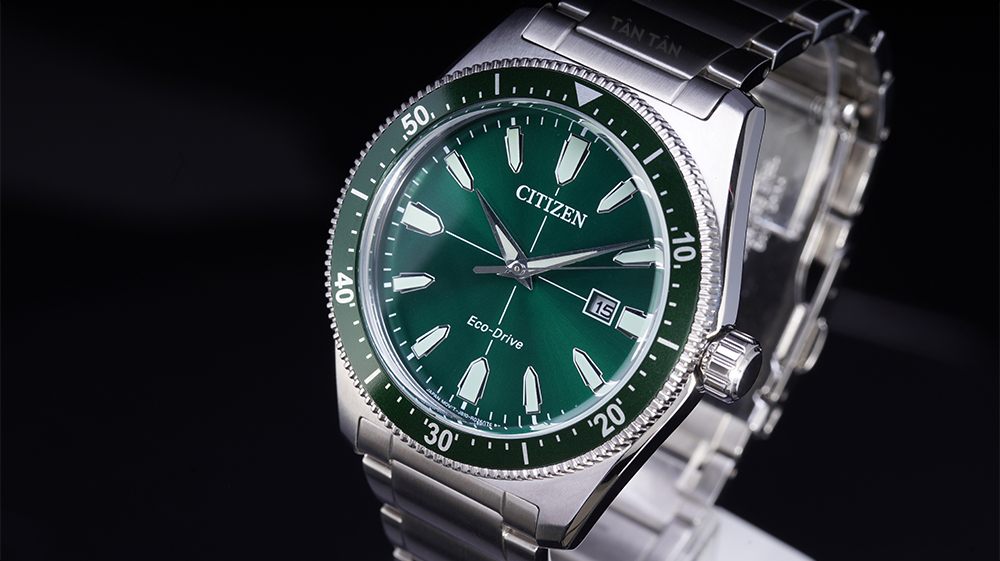 Đồng hồ Citizen AW1598-70X -Mặt số màu xanh pine thời thượng của Citizen AW1598-70X