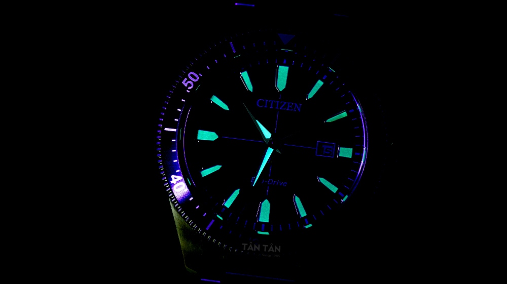 Đồng hồ Citizen AW1598-70X -Các kim và cọc giờ có hiển thị dạ quang với độ sáng cao