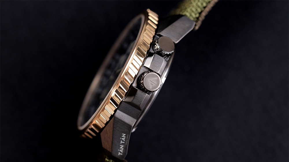 Đồng hồ Citizen BJ7136-00E - Bộ vỏ thép nguyên khối chắc chắn được đánh thớ mờ tỉ mỉ