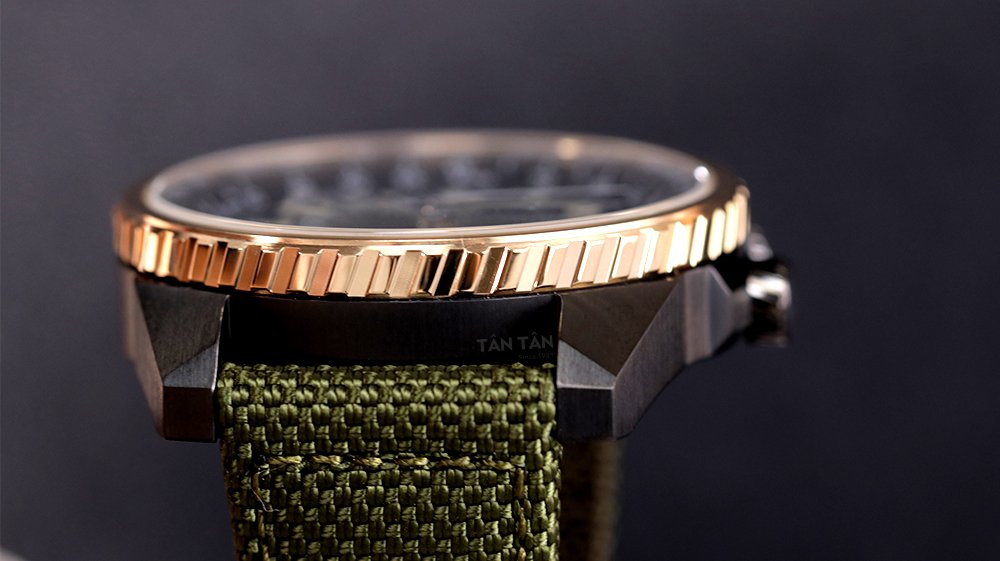Đồng hồ Citizen BJ7136-00E - Niềng bezel mạ vàng hồng với những đường kim loại chìm nổi bắt mắt