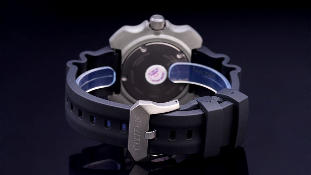Đồng hồ Citizen BN0220-16E - Kết cấu dây đeo cao su dẻo dai cùng khóa gài titanium chắc chắn