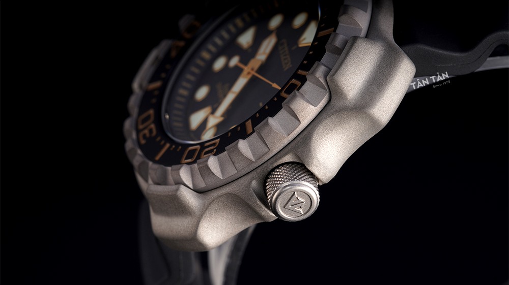 Đồng hồ Citizen BN0220-16E - Núm chỉnh giờ được đặt bên phải thuận tiện