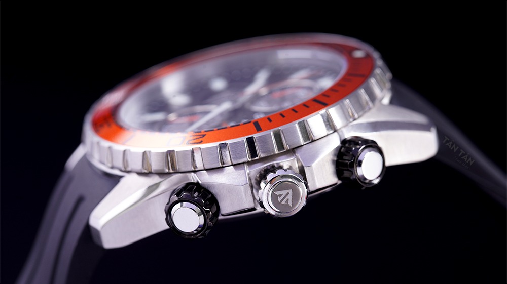 Đồng hồ Citizen CA0718-13E - Bộ vỏ thép được đánh phay xước cùng núm chỉnh screw-down