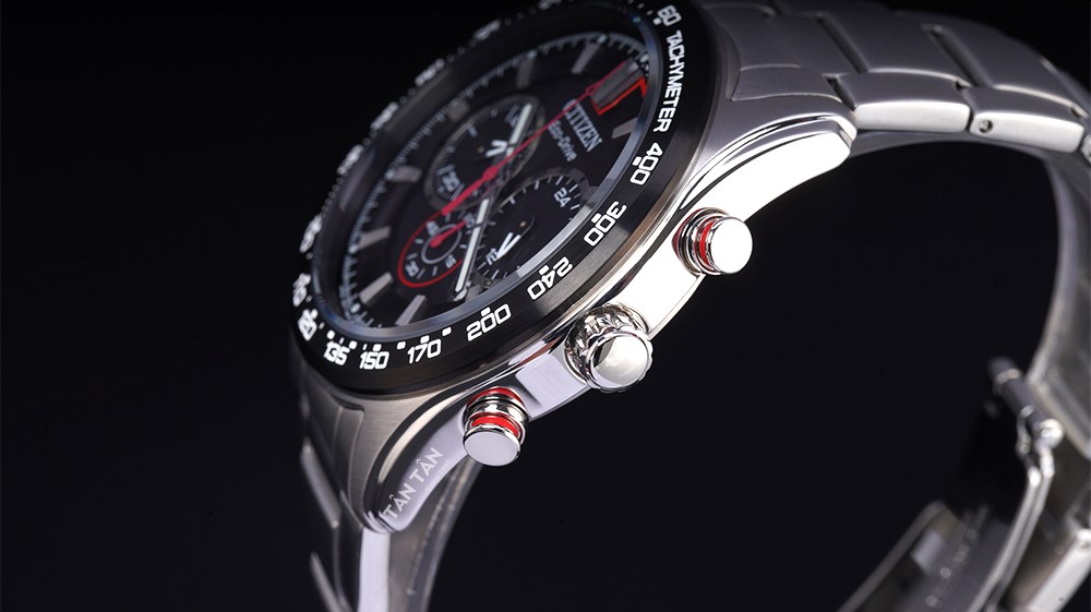 Đồng hồ Citizen CA4484-88E - Niềng bezel đen và núm chỉnh độc đáo của Citizen CA4484-88E