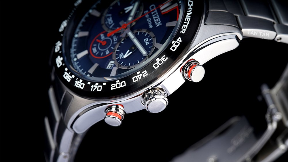 Đồng hồ Citizen CA4486-82L - Niềng bezel đen và núm chỉnh độc đáo của Citizen CA4486-82L