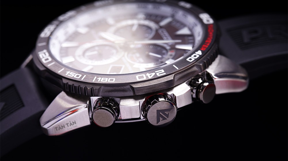 Đồng hồ Citizen CB5036-10X - Niềng bezel chắc chắn với núm chỉnh screw-down được khắc logo Promaster