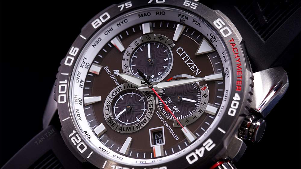 Đồng hồ Citizen CB5036-10X - Các ô kim phụ thể hiện chức năng được sắp xếp cân đối