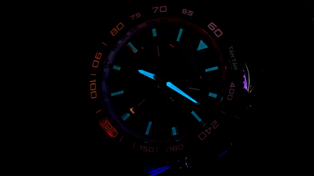 Đồng hồ Citizen CB5036-10X - Bộ kim và cọc số được phủ dạ quang thuận tiện