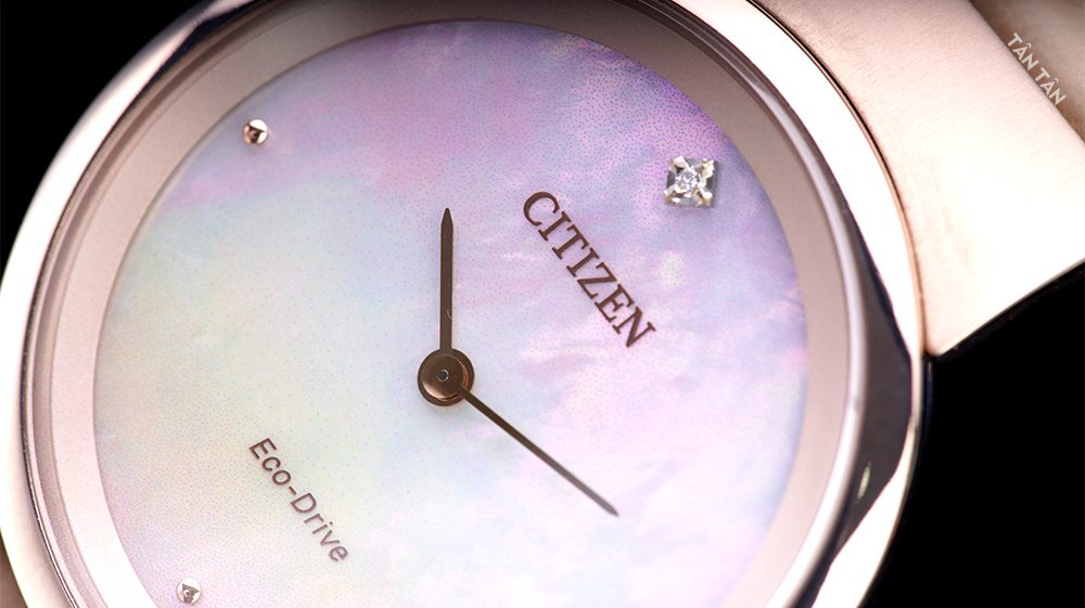 Đồng hồ Citizen EG7073-16Y - Vị trí 12h đính kim cương với bộ 2 kim thanh mảnh của Citizen FG7073-16Y
