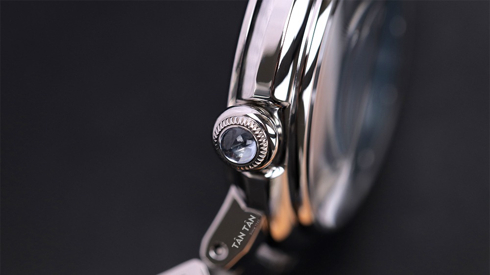 Đồng hồ Citizen EM0910-80D - Núm chỉnh giờ hình vương miện ở vị trí 8h