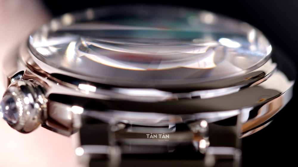 Đồng hồ Citizen EM0910-80D - Mặt kính Sapphire với độ cong tinh xảo