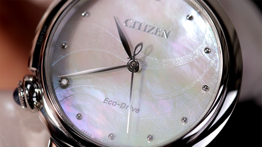 Đồng hồ Citizen EM0910-80D Bộ kim lá liễu trên mặt số khảm xà cừ của EM0910-80D