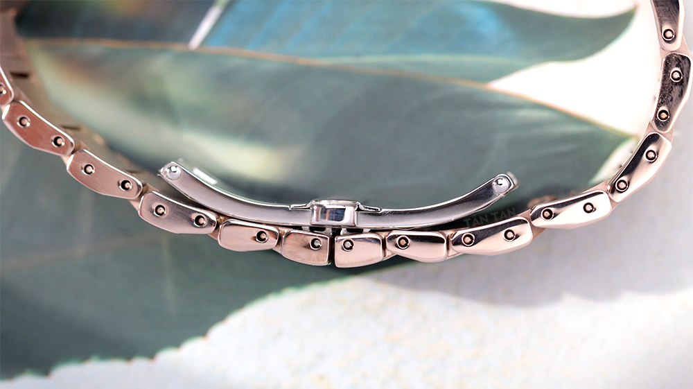 Đồng hồ Citizen EM0912-84Y - Khóa bướm gọn gàng của Citizen EM0912-84Y