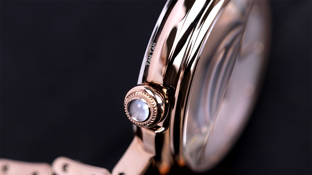 Đồng hồ Citizen EM0912-84Y - Núm chỉnh giờ hình vương miện ở vị trí 8h