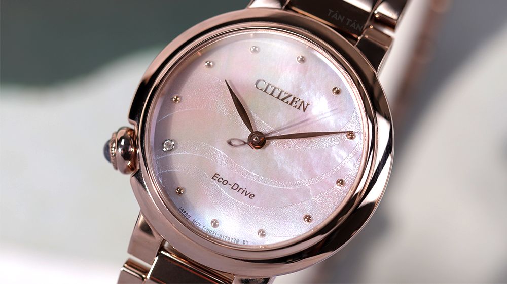 Đồng hồ Citizen EM0912-84Y Mặt số xà cừ màu hồng độc nhất có độ chuyển màu cực kỳ độc đáo