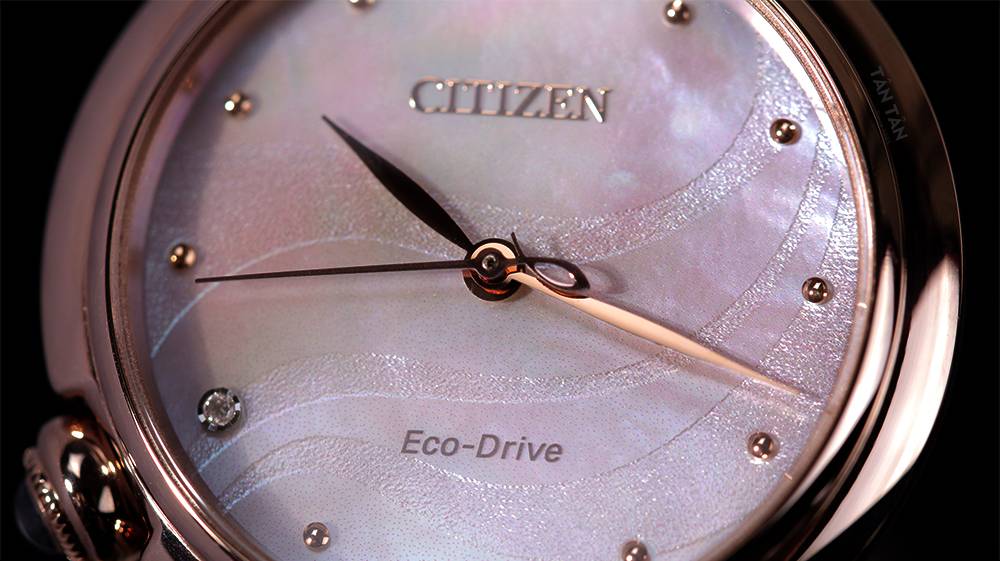 Đồng hồ Citizen EM0912-84Y - Bộ kim mạ vàng hồng trên mặt số khảm xà cừ của EM0912-84Y