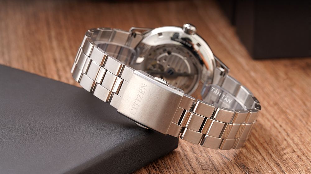 Đồng hồ Citizen Kuroshio ‘64 NK0001-84A - Dây đeo thép không gỉ cổ điển cùng khóa gập gọn gàng, chắc chắn