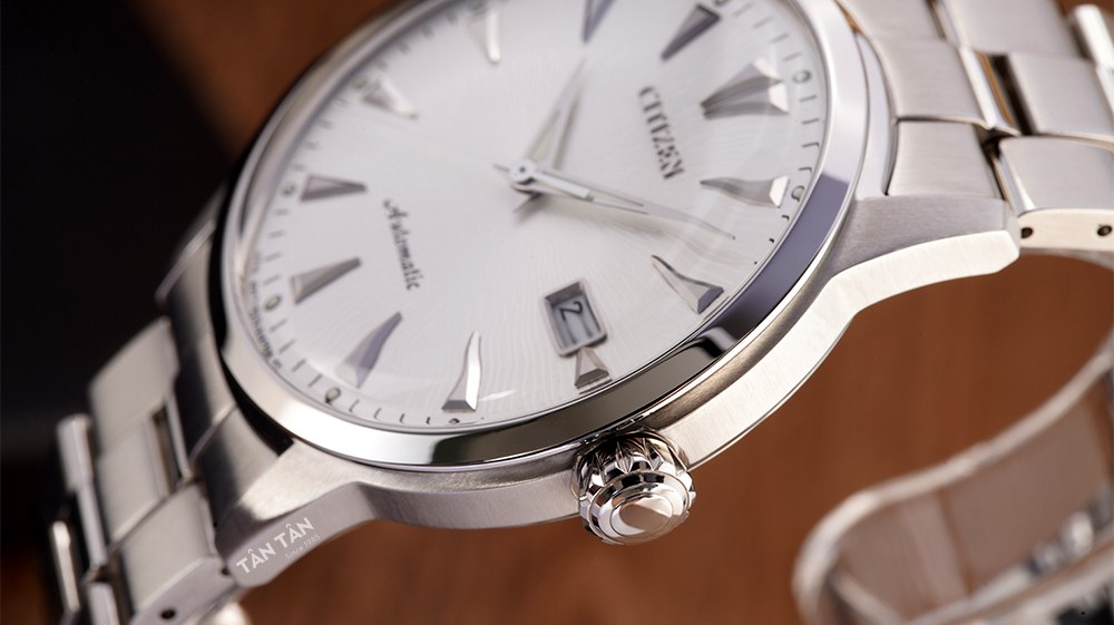 Đồng hồ Citizen Kuroshio ‘64 NK0001-84A - Núm chỉnh được hoàn thiện sắc sảo và kính khoáng vòm bền bỉ