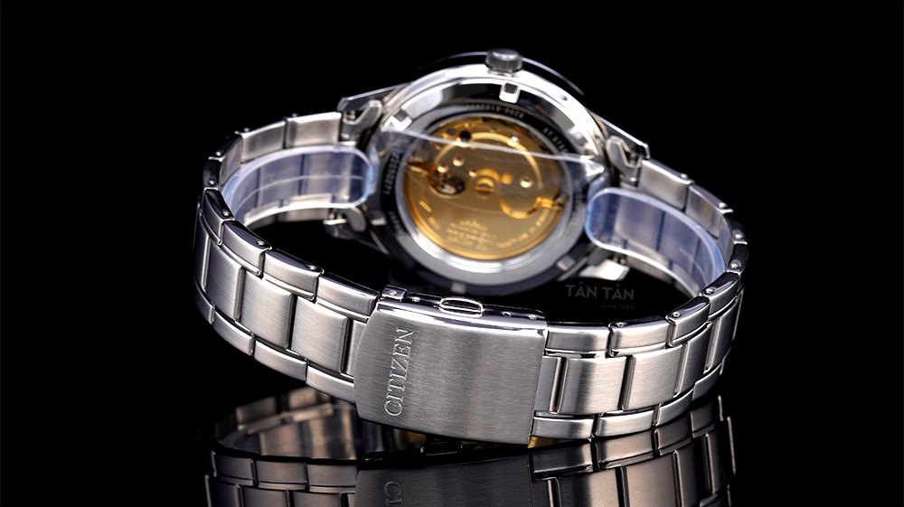 Đồng hồ CitizenNH7520-56A -Dây đeo đánh thớ mờ xen lẫn hai đường chỉ được đánh bóng tạo điểm nhấn