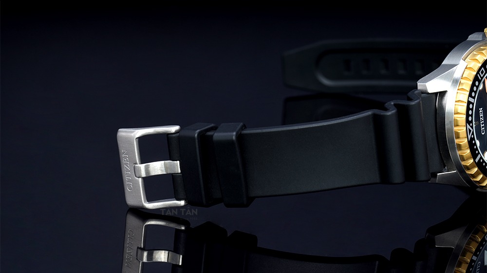 Đồng hồ Citizen NH8384-14E - Dây cao su cao cấp cùng khóa cài chắc chắn