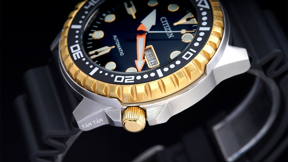 Đồng hồ Citizen NH8384-14E - Bộ vỏ thép cứng cáp cùng núm screw-down