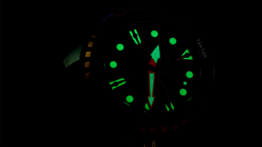 Đồng hồ Citizen NH8384-14E - Toàn bộ mặt số và bộ kim được phủ dạ quang tiện dụng